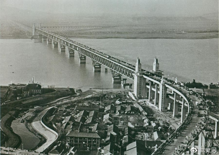1968年12月29日， 南京長江大橋全面建成通車。這是當時中國自行設計建造的最大的鐵路、公路兩用橋。